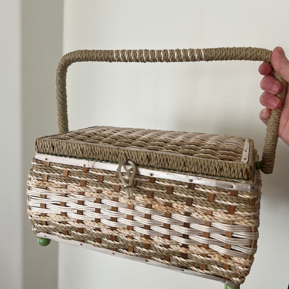 Vintage Sewing Basket - Woven with Satin Lining and Mint Green Details - Picture 9 of 9